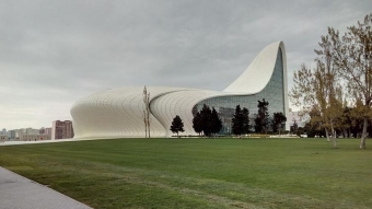 Heydər Əliyev Mərkəzinin parkında Reza Deqatinin sərgisi açılacaq