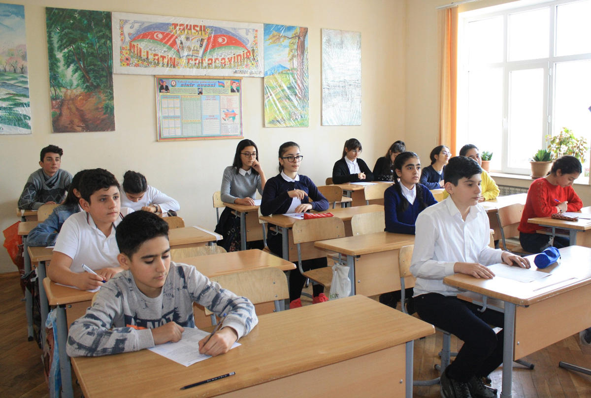 Məktəblərimizin 30 faizi iki və ya üç növbəlidir