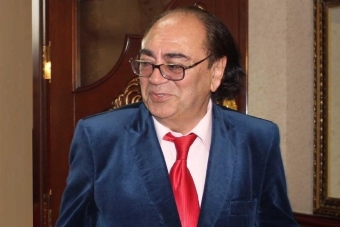 Xalq artisti bağ evi tikdirir