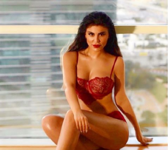 <b>Ərə getməyə hazırlaşan müğənnimiz <span style="color:red;">SOYUNDU  - <span style="color:red;">FOTOLAR</b> 