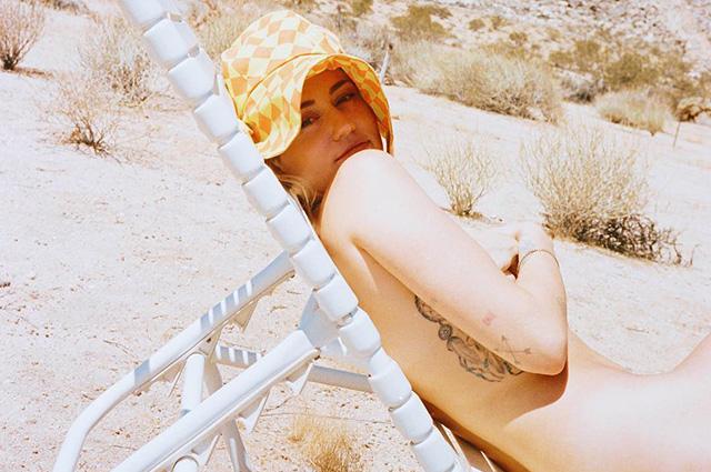 Səhrada lüt uzanıb, günəş vannası qəbul etdi