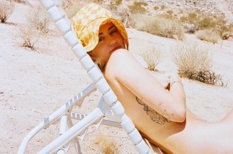 Səhrada lüt uzanıb, günəş vannası qəbul etdi