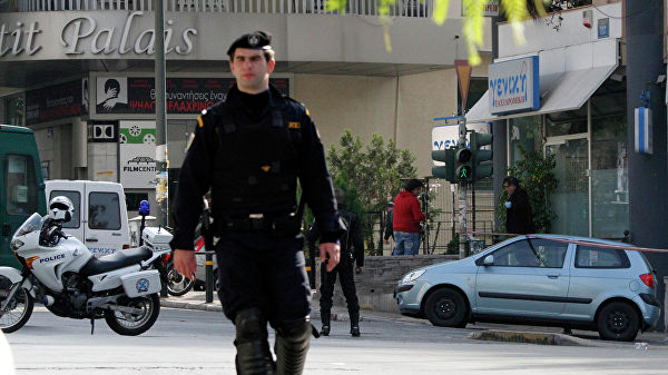 Rusiya səfirliyinin qarşısındakı polislərə qumbara atdılar - <span style="color:red;">Afinada 