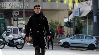 Rusiya səfirliyinin qarşısındakı polislərə qumbara atdılar - <span style="color:red;">Afinada 