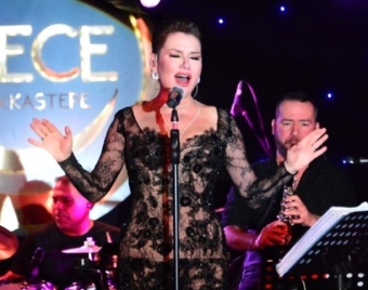 Deniz Seki şəffaf paltarı ilə hamını <span style="color:red;">ŞOK ETDİ  - <span style="color:red;">FOTOLAR 