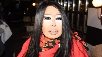 [b]Bülent Ersoy mikrofonu qadının başına çırpdı - VİDEO[/b]