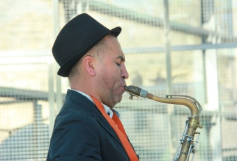 <b>Çilidən olan belçikalı saksafonçu <span style="color:red;">BAKI METROSUNDA </b>