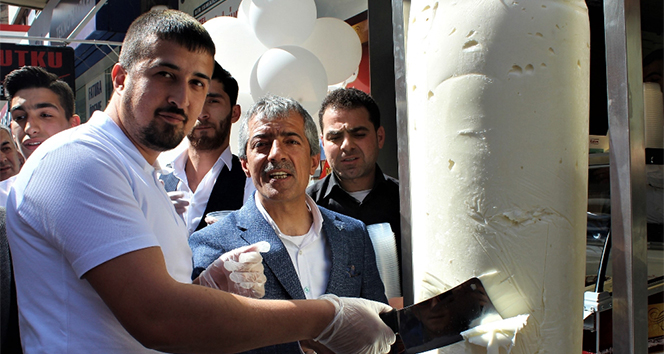 Türk sahibkar yay mövsümünə “dondurma dönəri” ilə başladı