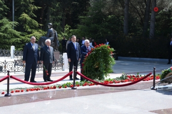 [b]Respublika Ağsaqqallar Şurasının üzvləri Heydər Əliyevin məzarını ziyarət etdilər[/b]