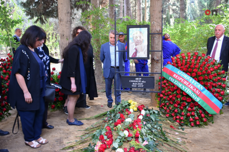 <b>Arif Məlikov I Fəxri Xiyabanda dəfn olunub - <span style="color:red;">FOTOLENT  - <span style="color:red;">YENİLƏNİB  - <span style="color:red;">VİDEO </b>