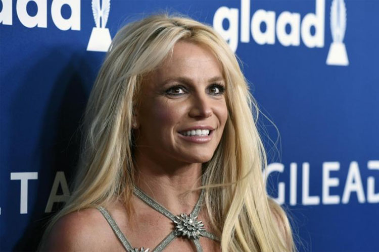 Müğənni Britni Spirs məhkəmə zalını ayaqyalın tərk edib