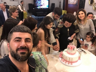 <b>Zaur anasına ad günü etdi - <span style="color:red;">FOTO</b> 