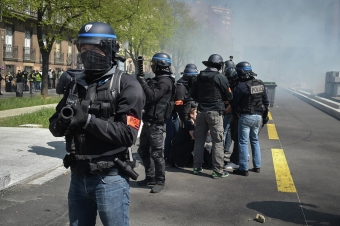 [b]Fransa polisi “sarı jiletlilər”in nümayişində jurnalistə zor tətbiq edib[/b]