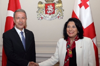 Türkiyə müdafiə naziri Gürcüstan prezidenti Salome Zurabişvili ilə təkbətək görüş keçirib