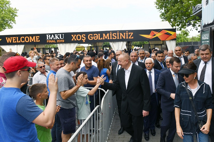 Prezident İlham Əliyev və birinci xanım Mehriban Əliyeva Dənizkənarı Milli Parkda gəzintiyə çıxıblar