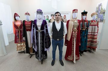 Həmyerlimiz Rusiyada milli geyimlərimizi sərgilədi - FOTO