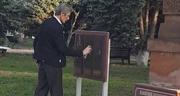 Rus deputat Njdenin abidəsini qaraya boyadı 