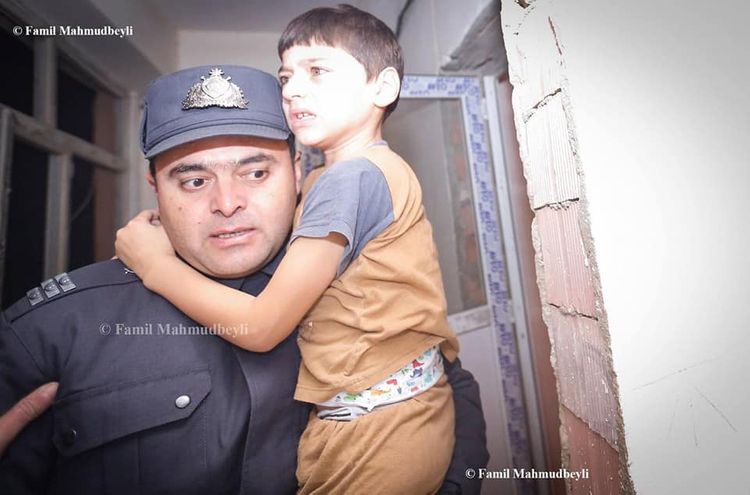 Polislər körpələri belə xilas etdi