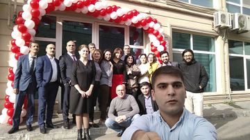 Topu başında aparan kapitan, alnından zəka fışqıran redaktor, müğənnini həbsdən buraxdıran müxbir... – Şərif Ağayar APA-dan yazır...