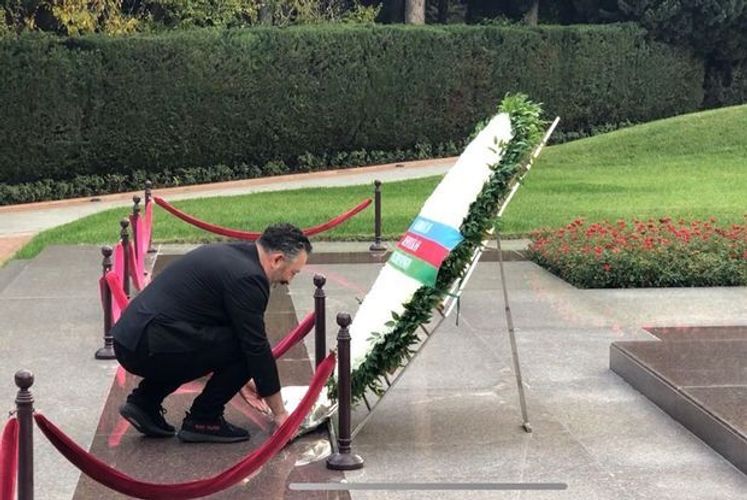 Cem Yılmaz Fəxri Xiyabanı ziyarət etdi - FOTOLENT