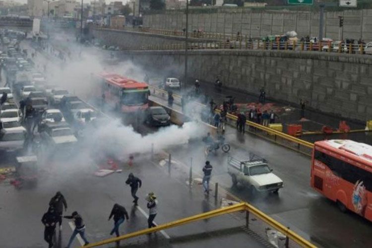 İrandakı aksiyalar zamanı bir polis öldürülüb