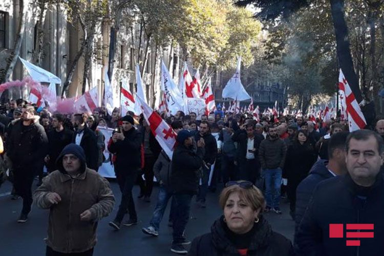 Tbilisidə parlament binası ətrafında etirazlar davam edir
