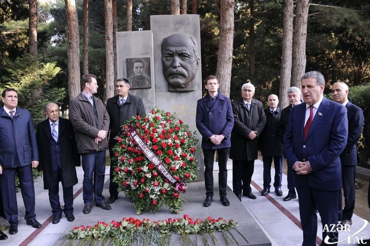 Nəticəsi Cəlil Məmmədquluzadənin məzarını ziyarət etdi 