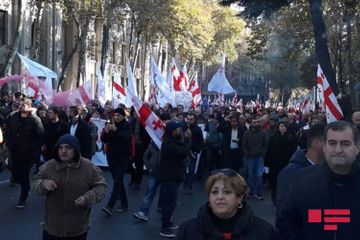 Tbilisidə parlament binası ətrafında etirazlar davam edir