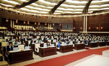 Parlamentdə hökumətin məcburi köçkünlərlə bağlı qərarı tənqid olundu - YENİLƏNİB