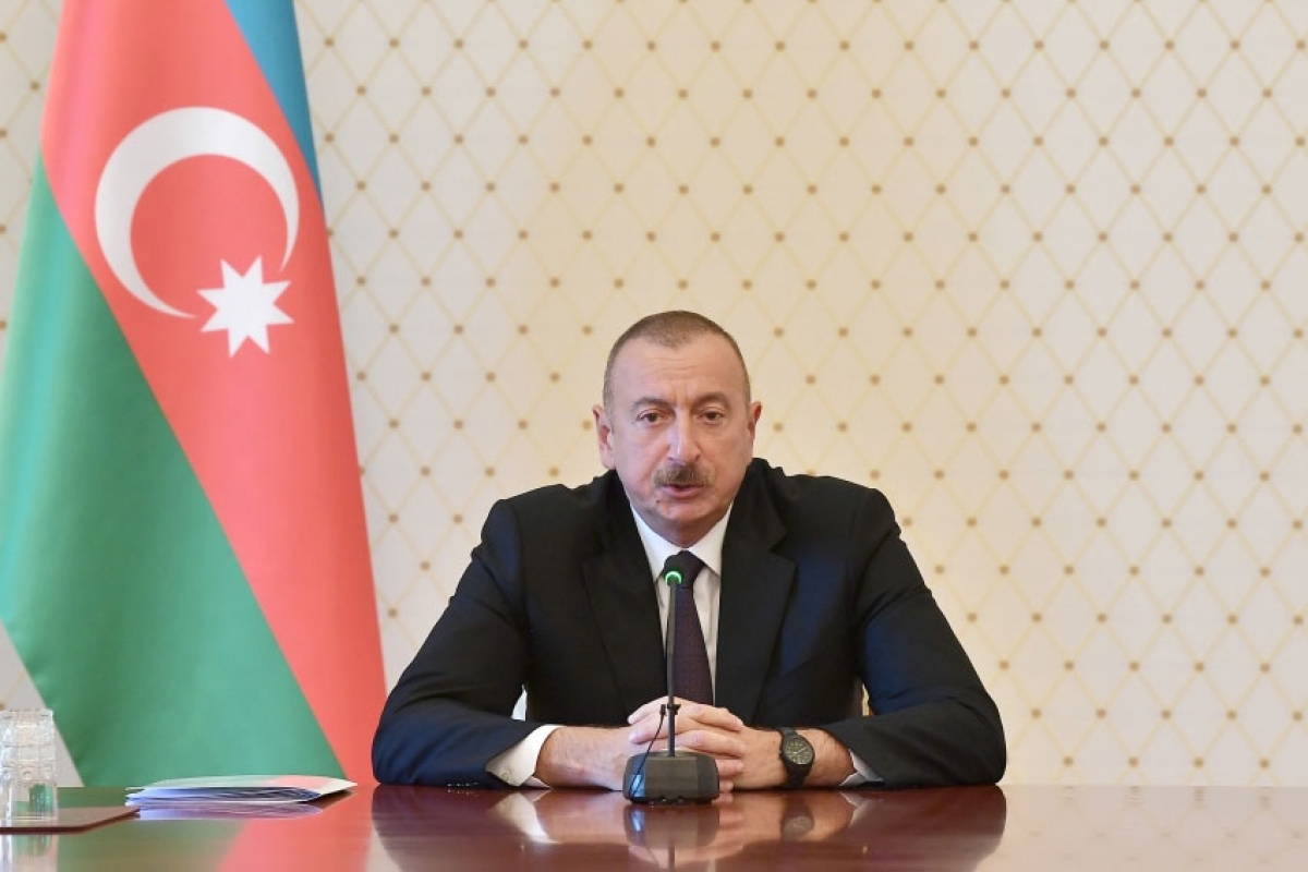 Təhsil işçilərinə “Əməkdar müəllim” adı verildi