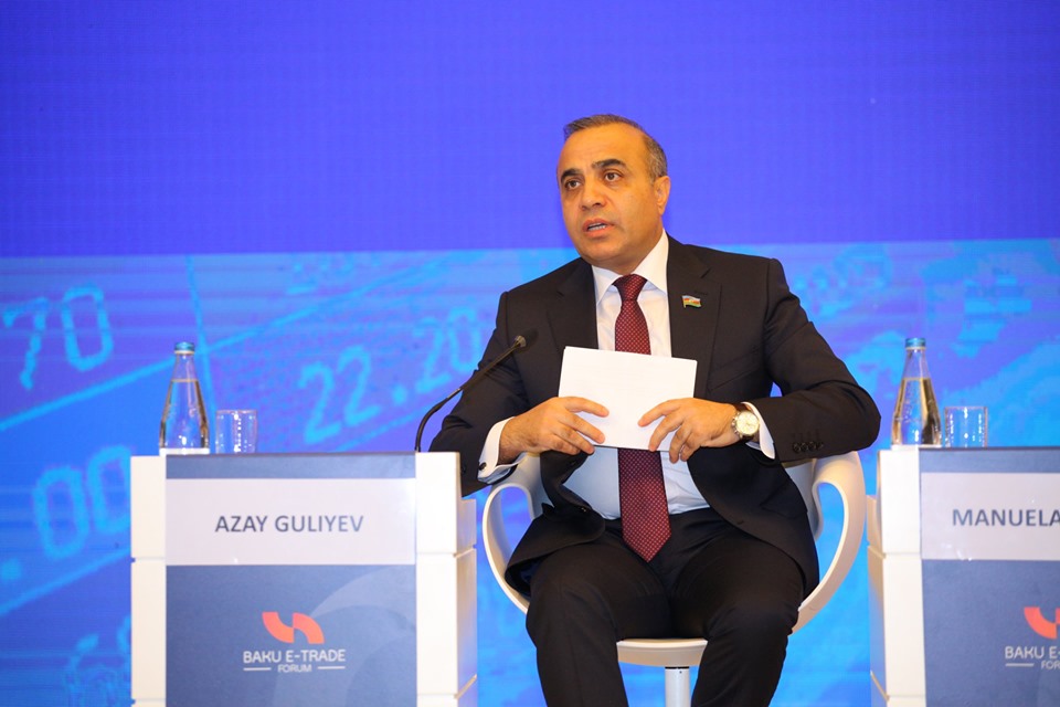 Azay Quliev Elektron Ticarət Forumunda məruzə etdi