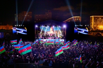 Heydər Əliyev Mərkəzinin parkında Müstəqillik Günü münasibəti ilə konsert olub - <span style="color:red;">FOTOLENT  - VİDEO