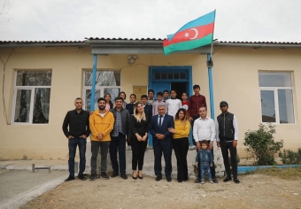 <font color=red>® </font>Gənc öz müəllim atasına kontakt home-la birlikdə sürpriz etdi – VİDEO