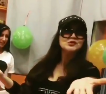 Nazpəri Dostəliyevanın yeni imici - <span style="color:red;">Başına "kepka" taxdı  - <span style="color:red;">VİDEO 