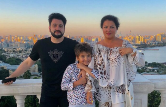 Xalq artistindən xanımına <span style="color:red;">BAHALI HƏDİYYƏ  