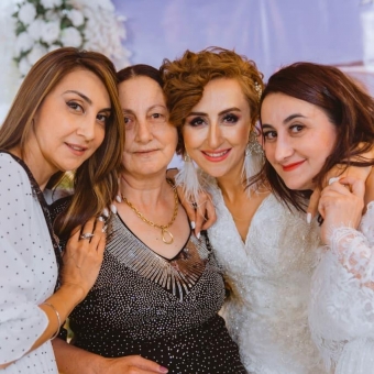 Əməkdar artist anası, bacıları və oğlu ilə - <span style="color:red;">FOTOLOR 