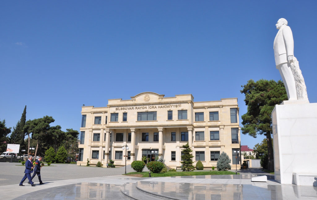 Nazir Biləsuvarda yeni məktəb binasının açılışını edib