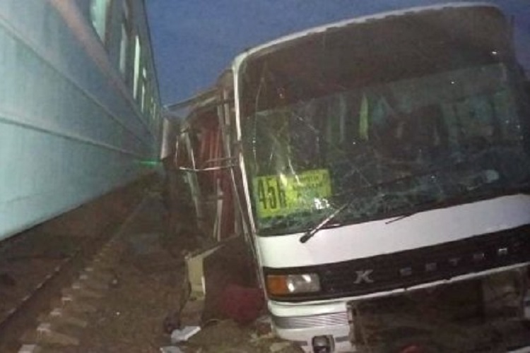 Qazaxıstanda qatar avtobusa çırpılıb, ölən və xəsarət alanlar var