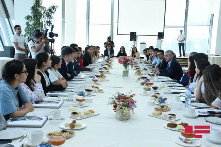 YAP-ın keçirdiyi müsabiqənin qalibləri ilə görüş olub