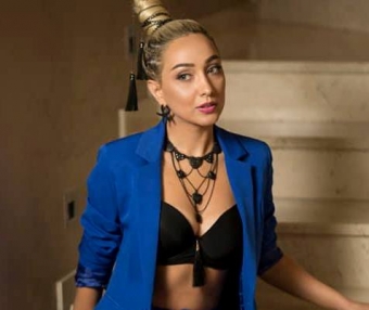 Azərbaycanlı müğənninin yeni şəkilləri üzə çıxdı - <span style="color:red;">ALT PALTARI GÖRSƏNDİ 