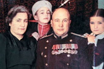 Rus nazirin Saatlıda ölən atası, gürcü qızıyla eşq, “Sənsiz yaşaya bilmirəm”... – <span style="color:red;">Səbuhi Sədəf yazır 