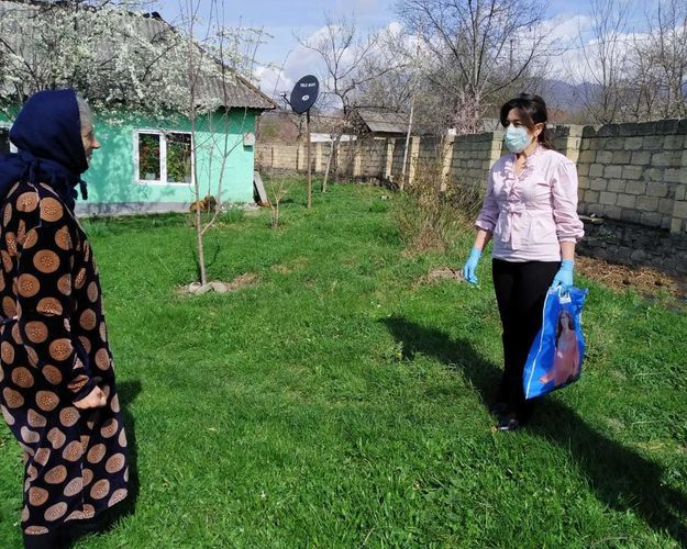 Qəbələdə yaşlı insanlara ərzaq yardımı edilir  - FOTO