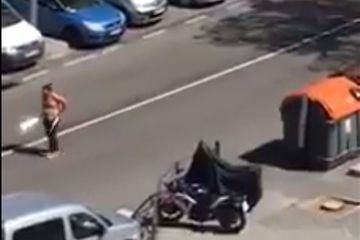 İspaniyada koronavirusa yoluxduğu iddia edilən kişi qılıncla polisə hücum edib