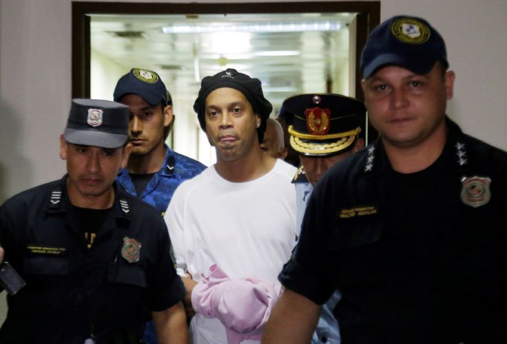 Ronaldinyo həbsxananı tərk etdi