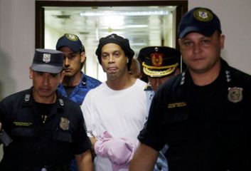 Ronaldinyo həbsxananı tərk etdi