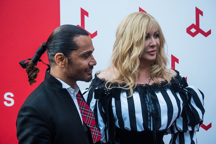 Məhşur müğənninin azərbaycanlı əri: "Ona brilyantlar bağışlayırlar"