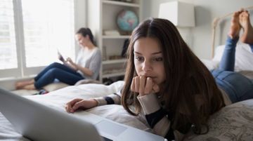 İnternetlə dərs: “Şagirdlər müəllimləri anlamaqda çətinlik çəkir”