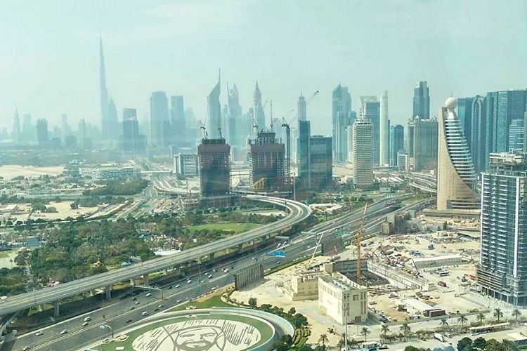 Dubay polisi koronaviruslu xəstələri müəyyən edən "ağıllı" dəbilqə geyinir