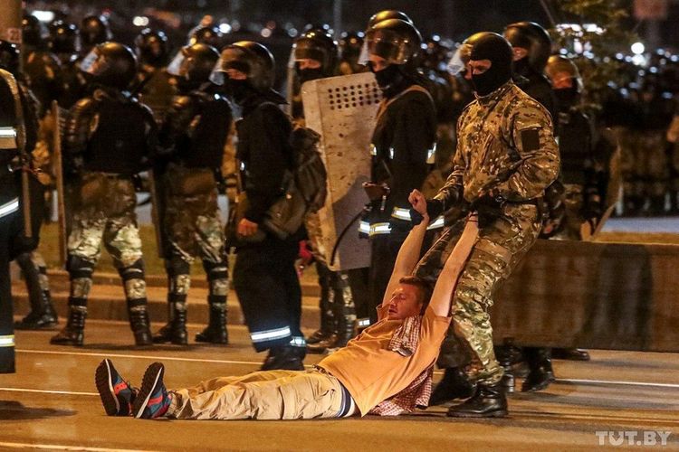 Lukaşenko aksiyalara görə bu ölkələri ittiham etdi
