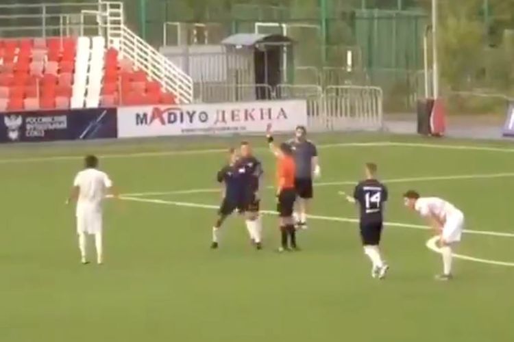 Keçmiş futbolçu meydanda hakimi döydü 